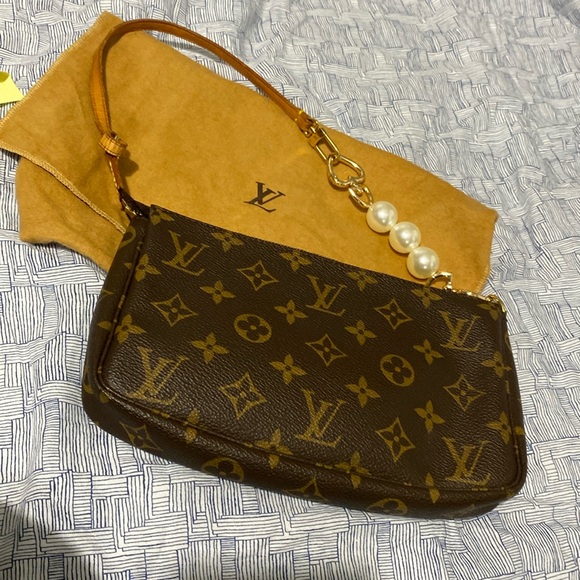 Aunthentic ❌sold on my fbpageLUXONLINECANADA - Picture 1 of 17